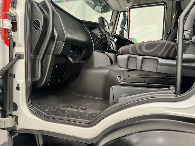 Iveco Stralis 310 6×2 Dropside Brick Grab