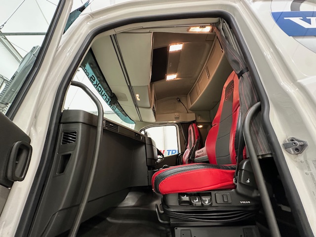 Volvo FH 500 6×2 Tractor Unit Safari Edition