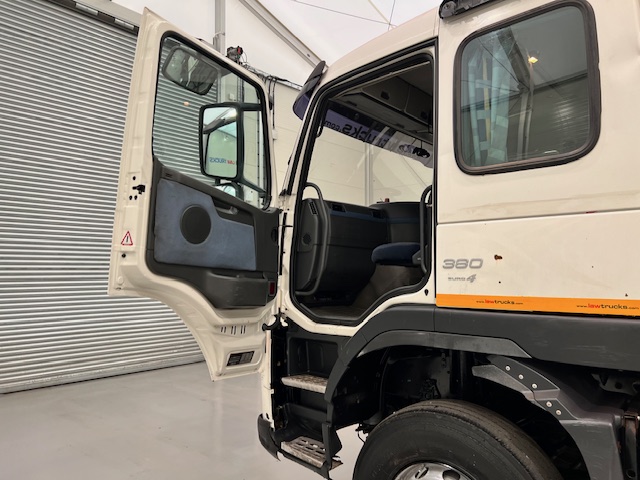 Volvo FM 400 8×4 Steel Tipper Grab Manual