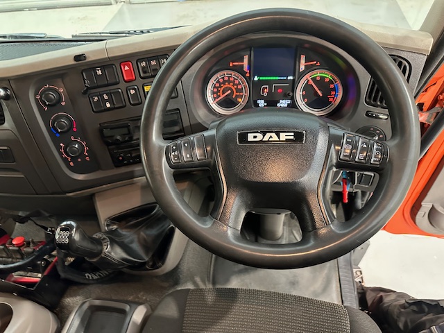 DAF LF 220 Day Cab Dropside Brick Grab