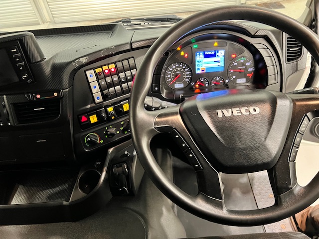 Iveco Stralis 310 6×2 Dropside Brick Grab