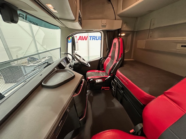 Volvo FH 500 6×2 Tractor Unit Safari Edition