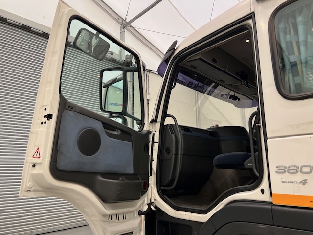 Volvo FM 400 8×4 Steel Tipper Grab Manual