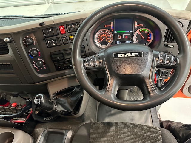 DAF LF 220 Day Cab Dropside Brick Grab