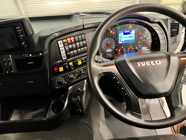 Iveco Stralis 310 6×2 Dropside Brick Grab