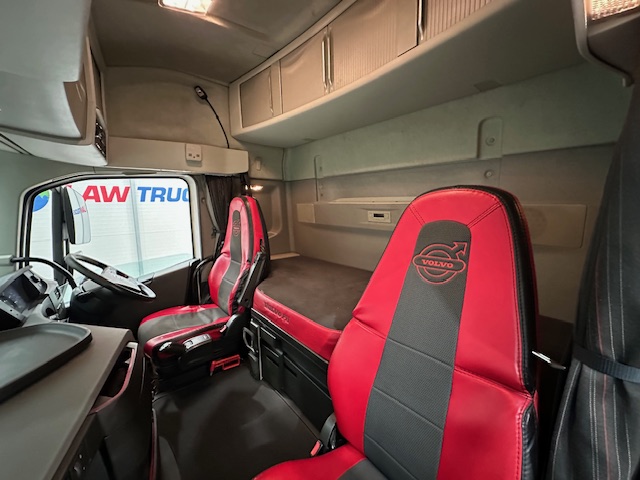 Volvo FH 500 6×2 Tractor Unit Safari Edition