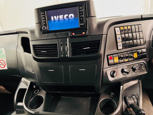 Iveco Stralis 310 Euro 6 6×2 Flatbed Brick Grab