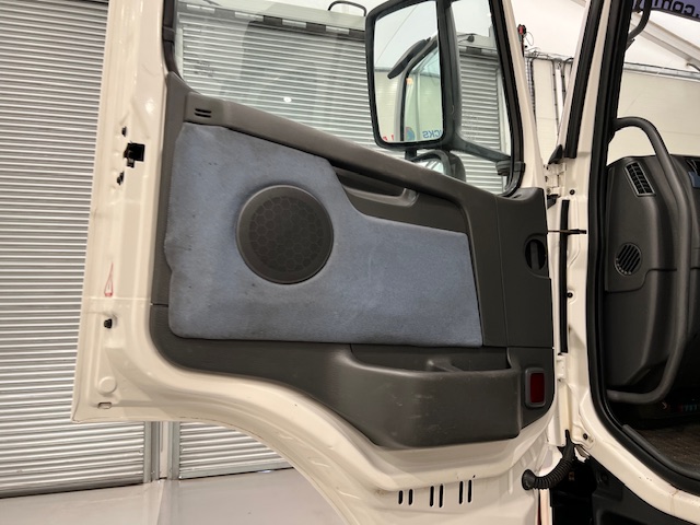 Volvo FM 400 8×4 Steel Tipper Grab Manual