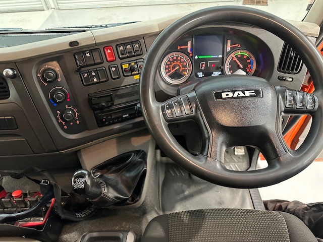 DAF LF 220 Day Cab Dropside Brick Grab