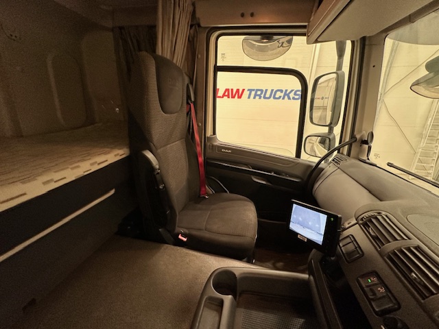 DAF CF 370 6×2 Sleeper Cab Fridge Box