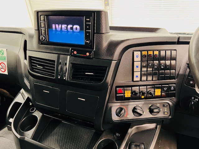 Iveco Stralis 310 Euro 6 6×2 Flatbed Brick Grab