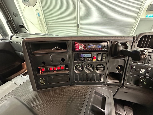 Scania P370 8×4 Sleeper Cab Skip Loader
