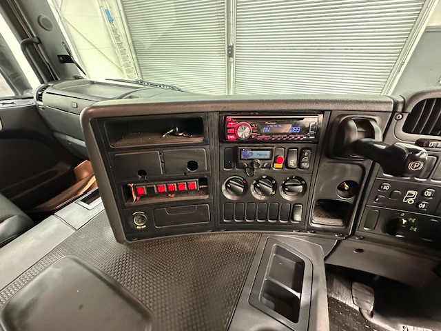 Scania P370 8×4 Sleeper Cab Skip Loader