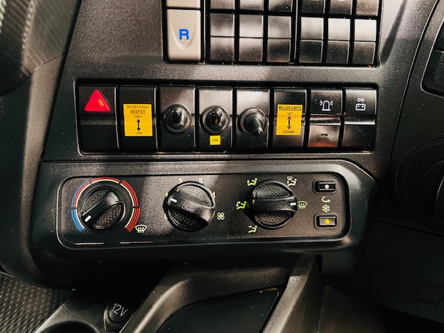 Iveco Stralis 310 Euro 6 6×2 Flatbed Brick Grab