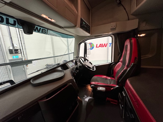 Volvo FH 500 6×2 Tractor Unit Safari Edition