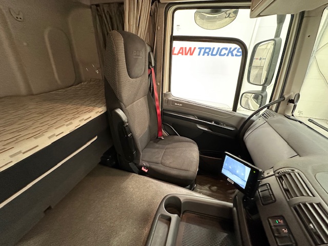 DAF CF 370 6×2 Sleeper Cab Fridge Box