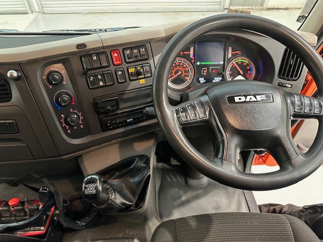 DAF LF 220 Day Cab Dropside Brick Grab