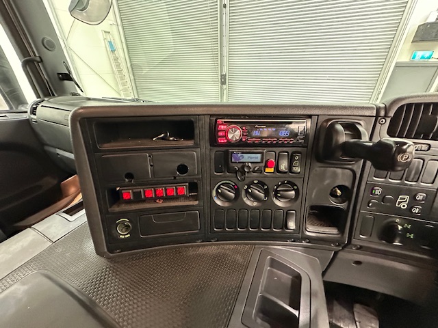 Scania P370 8×4 Sleeper Cab Skip Loader