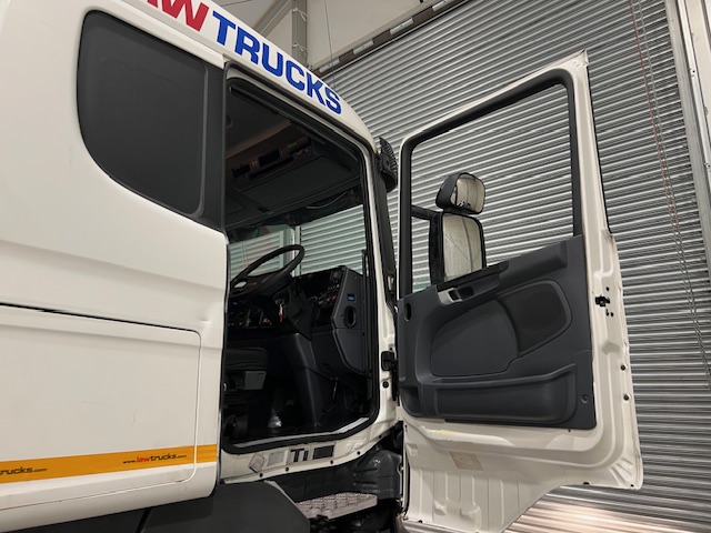 Scania R420 8×2 Rear Lift Brick Grab Drawbar