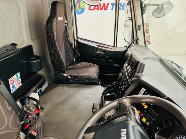 Iveco Stralis 310 6×2 Dropside Brick Grab