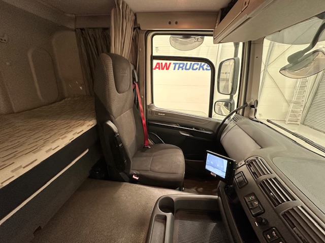 DAF CF 370 6×2 Sleeper Cab Fridge Box