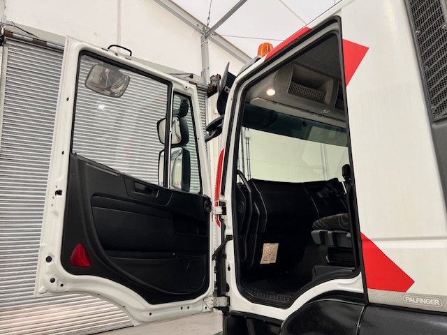 Iveco Stralis 310 6×2 Dropside Brick Grab