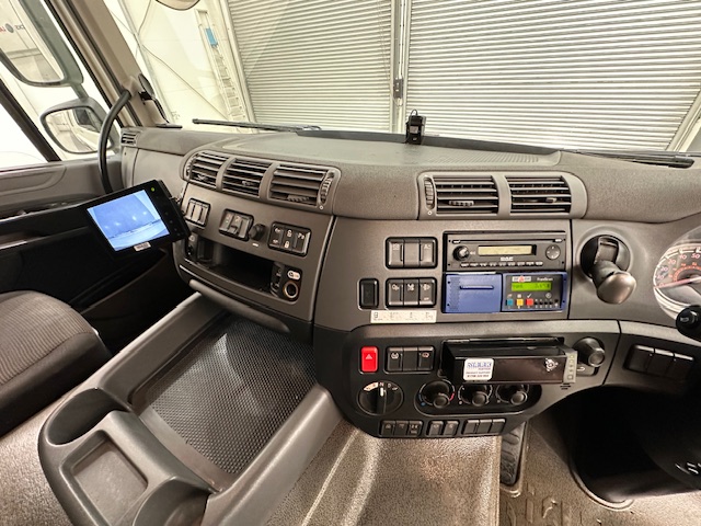 DAF CF 370 6×2 Sleeper Cab Fridge Box