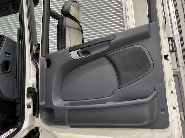 Scania R420 8×2 Rear Lift Brick Grab Drawbar