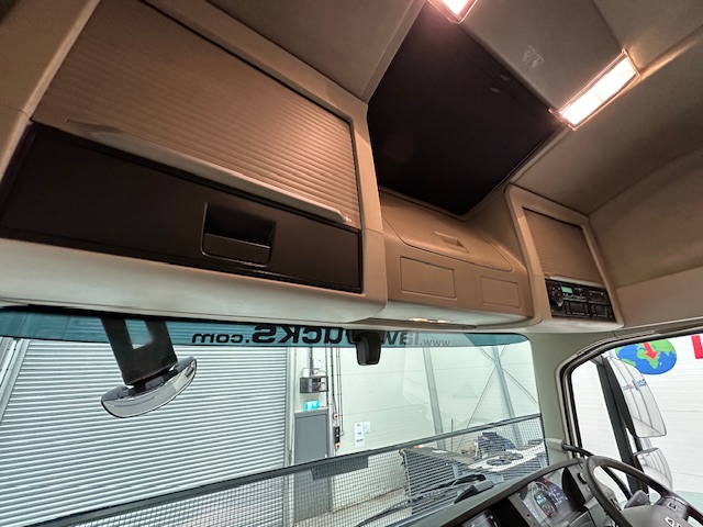 Volvo FH 500 6×2 Tractor Unit Safari Edition