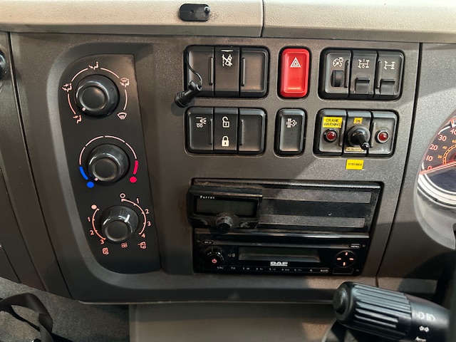 DAF LF 220 Day Cab Dropside Brick Grab