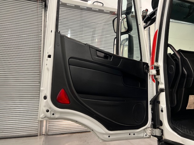 Iveco Stralis 310 6×2 Dropside Brick Grab