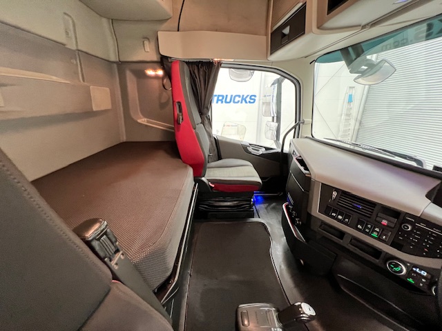 Volvo FH 460 6×2 Midlift Tractor Unit