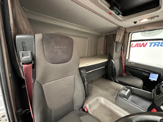 DAF CF 370 6×2 Sleeper Cab Fridge Box