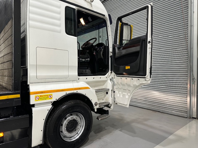 MAN TGX 26.440 6×2 Brick Grab Drawbar