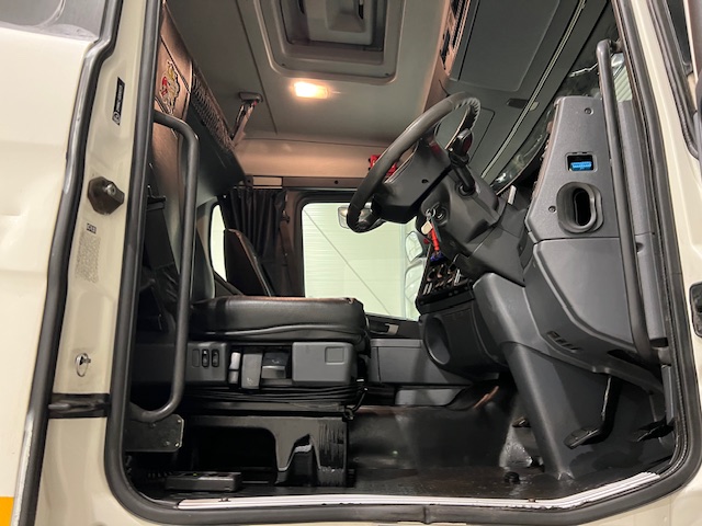 Scania R420 8×2 Rear Lift Brick Grab Drawbar