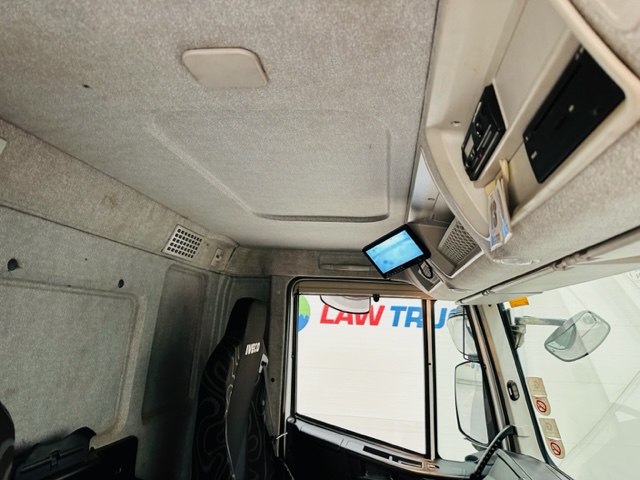 Iveco Stralis 310 6×2 Dropside Brick Grab