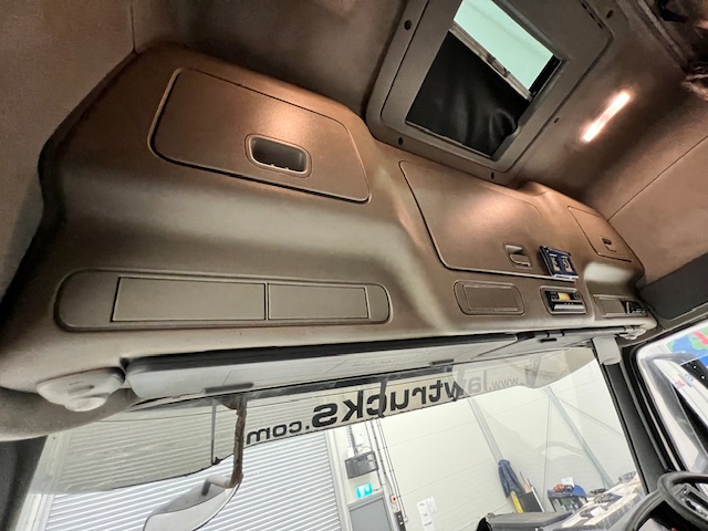 Volvo FH 480 6×2 Rear Lift Tractor Unit