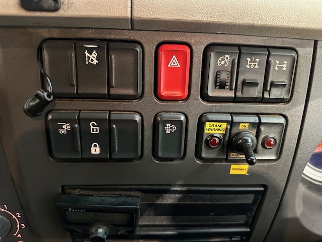 DAF LF 220 Day Cab Dropside Brick Grab