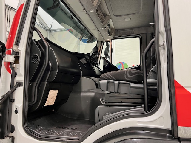 Iveco Stralis 310 6×2 Dropside Brick Grab