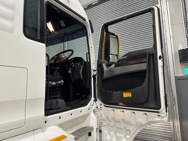 MAN TGX 26.440 6×2 Brick Grab Drawbar
