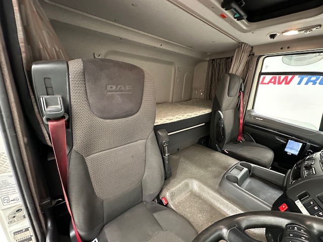DAF CF 370 6×2 Sleeper Cab Fridge Box