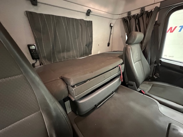 Scania P370 8×4 Sleeper Cab Skip Loader