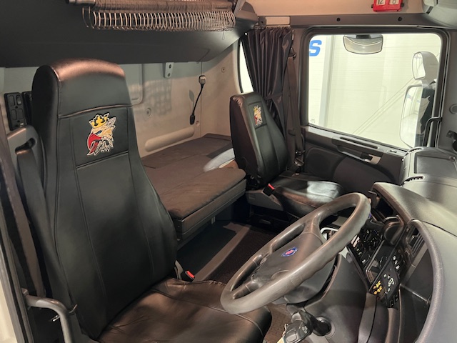 Scania R420 8×2 Rear Lift Brick Grab Drawbar