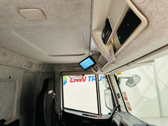 Iveco Stralis 310 6×2 Dropside Brick Grab