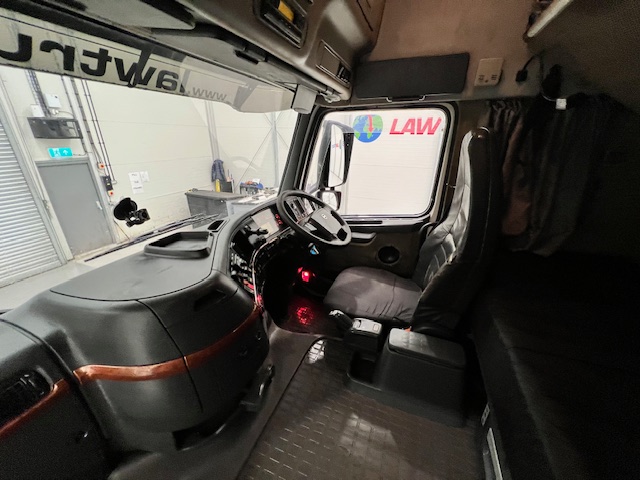 Volvo FH 480 6×2 Rear Lift Tractor Unit