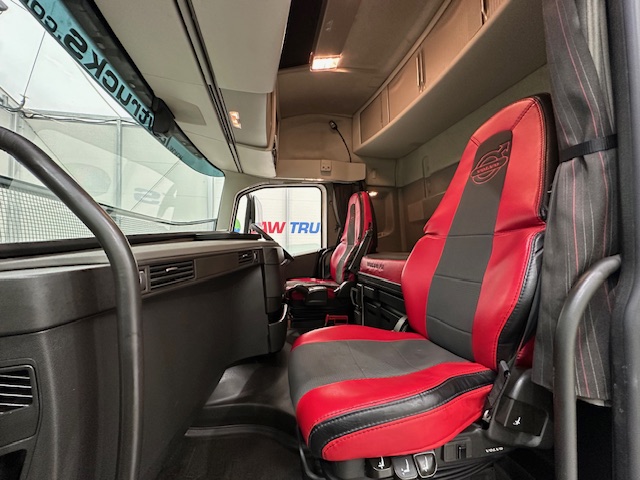 Volvo FH 500 6×2 Tractor Unit Safari Edition