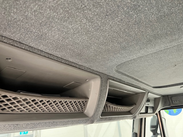Iveco Stralis 310 6×2 Dropside Brick Grab