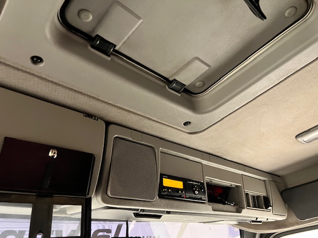 Volvo FM 400 8×4 Steel Tipper Grab Manual