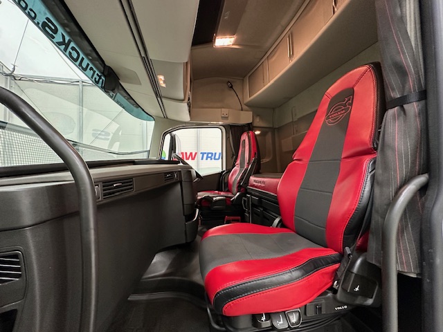 Volvo FH 500 6×2 Tractor Unit Safari Edition
