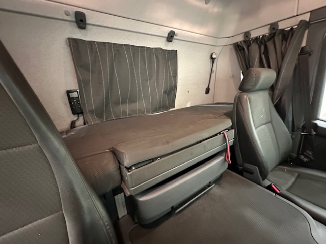 Scania P370 8×4 Sleeper Cab Skip Loader